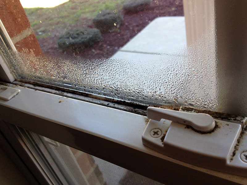 یکی دیگر از روش‌های جلوگیری از بخار شیشه خانه در زمستان باز کردن پنجره‌ها به مدت کوتاه است تا میزان تراکم بخار در منزل کم شده و هوای تازه به داخل منتقل شود.
