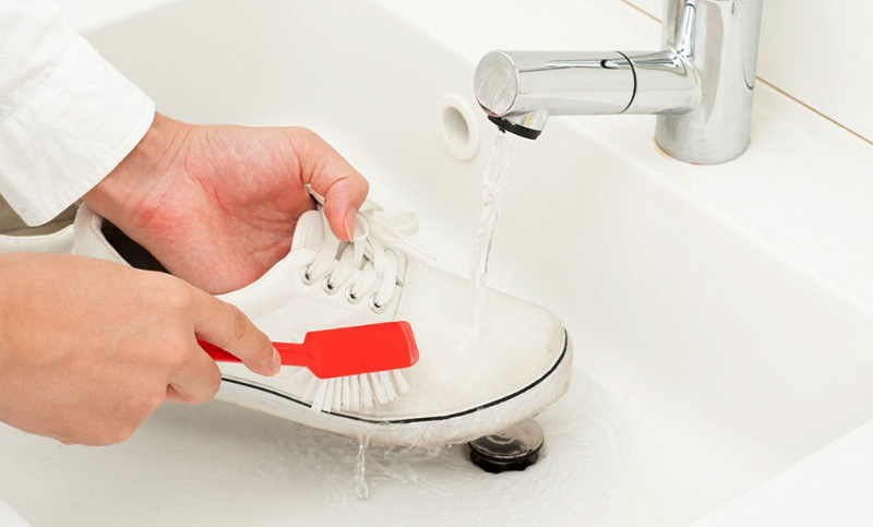 اما گاهی اوقات کثیفی حاصل از شست‌وشوی مواردی مثل کفش یا لباس‌ها می‌تواند باعث ایجاد گرفتگی لوله فاضلاب شود.