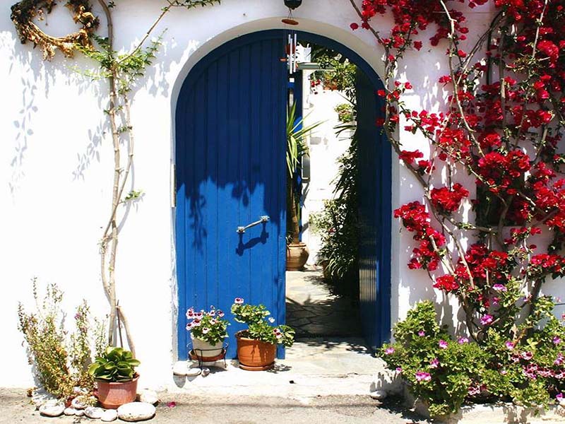 مدل درب حیاط ویلایی به رنگ آبی برای خانه با معماری سفید و دیوارهای روشن