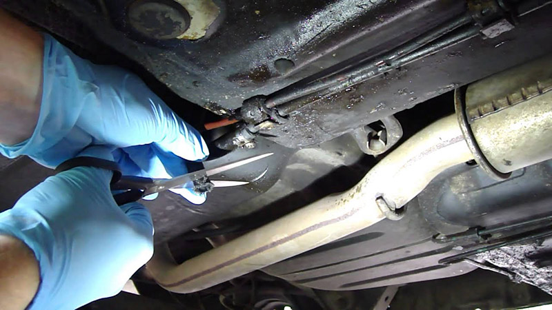 در بیشتر موارد، علت ریختن بنزین از زیر ماشین، شکاف‌های ریز بین شیلنگ و قطعه‌ای است که روی آن نصب شده است.