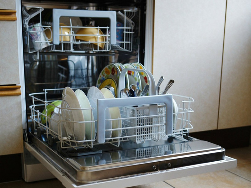 اگر ظرف‌های یک طبقه خوب شسته نشوند باید چینش ظروف‌ها در ظرفشویی را تغییر دهید.