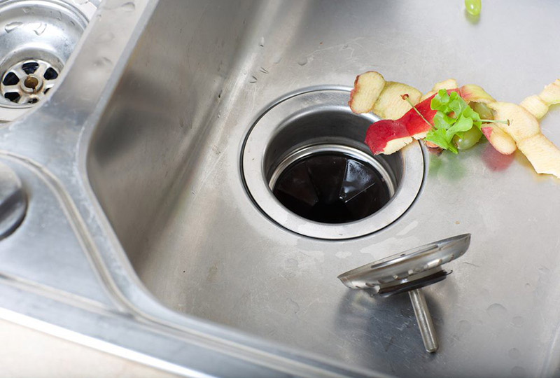 زباله‌های مواد غذایی را هرگز داخل چاه سینک ظرفشویی نیندازید.