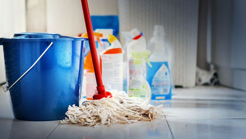 قبل از شروع خانه تکانی از موجود بودن تمامی‌ مواد شوینده و لوازم لازم برای نظافت در خانه مطمئن شوید.