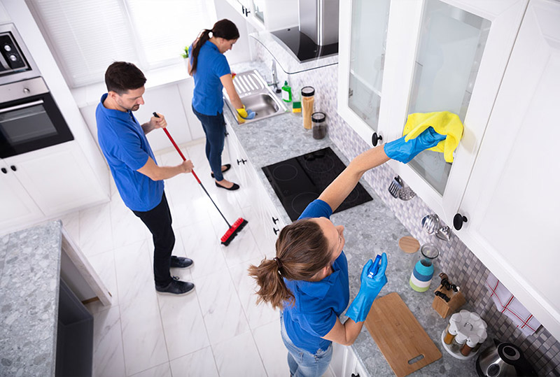 خدمات نظافتی استادکار شامل نظافت سرویس بهداشتی، تمیز کردن و جارو کشیدن فرش، نظافت سالن، جارو کشی و تمیز کردن اثاثیه داخلی مانند پرده و رومبلی، غبار روبی و براق سازی اثاث خانه، نظافت کابینت و لوازم آشپزخانه، شستن ظروف و لباس‌ها است. | خدمات نظافت محل کار استادکار | خدمات نظافت شرکت استادکار