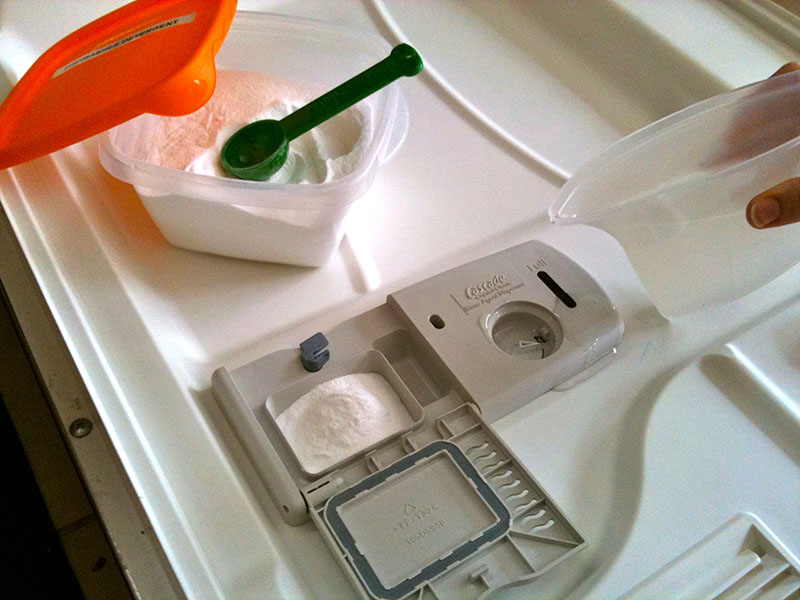 در قسمت داخلی درب ماشین ظرفشویی شما محفظه‌ای برای ریختن پودر شستشوی ماشین قرار دارد