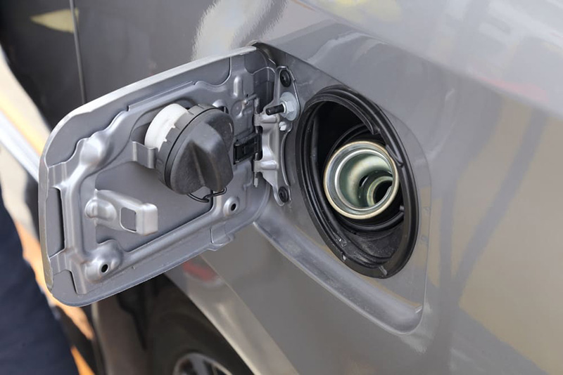 علت خروج بنزین از باک پراید یا سایر ماشین‌ها، درپوش باک ترک خورده یا فرسوده شده است.