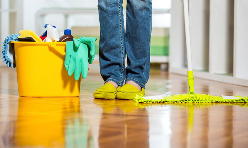 یک نظافتچی ماهر و معتبر باید طریقه استفاده از مواد شوینده را به خوبی بداند و در صورت به همراه داشتن موادش شوینده از انواع مرغوب و مناسبی استفاده کند. | شرکت خدماتی | خدمات نظافت منزل | شرکت‌های خدماتی نظافتی