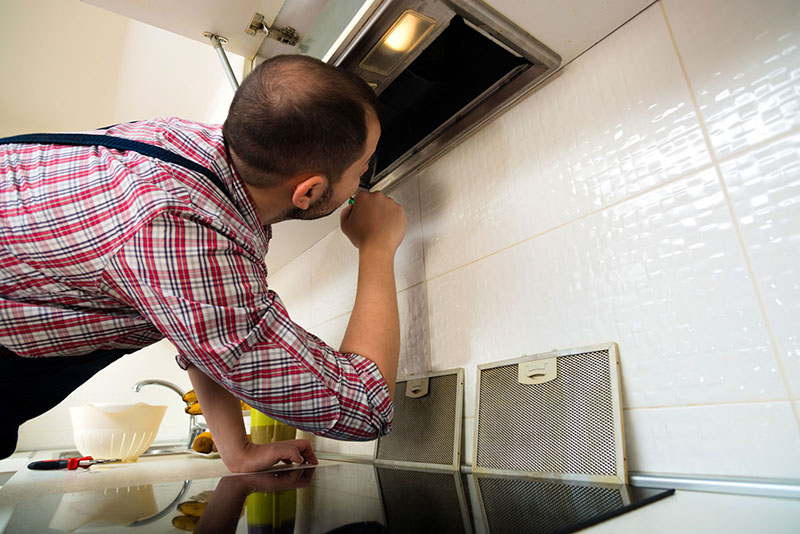 مشکل کار نکردن هود آشپزخانه می‌تواند به دلیل مشکلات موتور، تجمع چربی در کانال‌های هود و فیلتر هوای اشباع شده ایجاد شود.