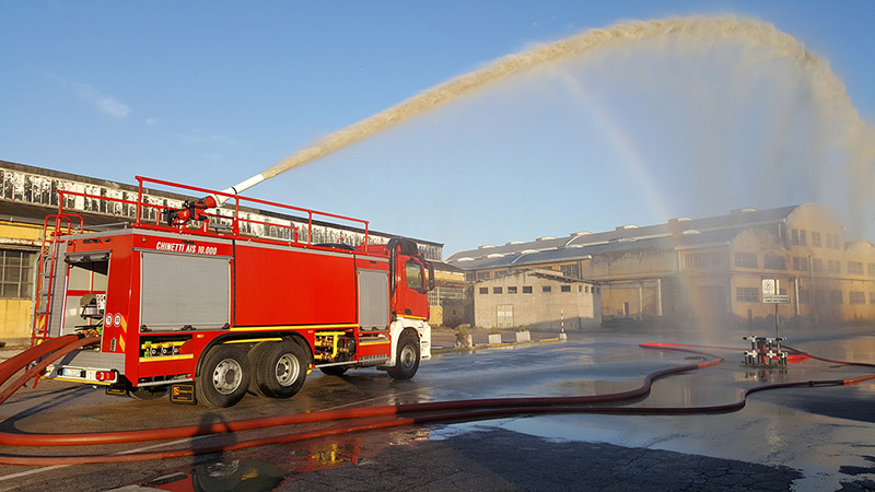 پمپ آب به کار رفته در سیستم آتش‌نشانی مقدار آب با حجم و فشار زیاد را ارتفاع بالا در دسترس قرار می‌دهد.