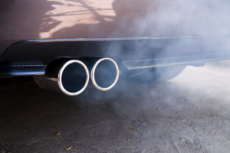 خروج دود با بوی نامطبوع از اگزوز اتومبیل ممکن است نشانه نیاز فیلتر بنزین به تعویض باشد.