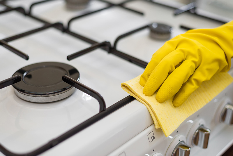 تمیز کردن اجاق گاز و فر در خانه تکانی آشپزخانه