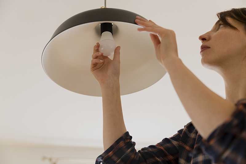 یکی دیگر از روش‌های آسان بهینه سازی مصرف انرژی خانه‌های قدیمی، جایگزینی لامپ‌های معمولی با لامپ LED  است.