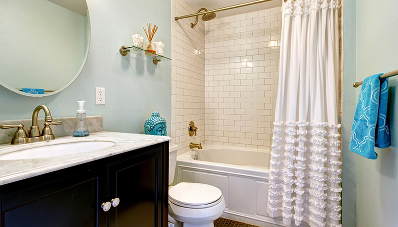 برای تمیز کردن پرده حمام، آن را با یک فنجان سرکه و مواد شوینده داخل ماشین لباسشویی بشویید.