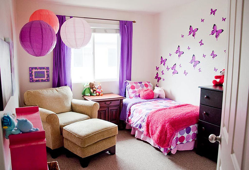 استفاده از رنگ‌های ملایم کودک با طرح‌های ساده‌ برای پرده اتاق جلوه زیباتری به اتاق می‌بخشد.