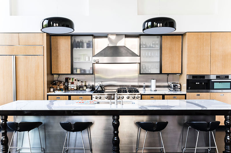 یکی از اشتباهات رایج افراد در طراحی داخلی آشپزخانه بی‌توجهی به نوع هود است.