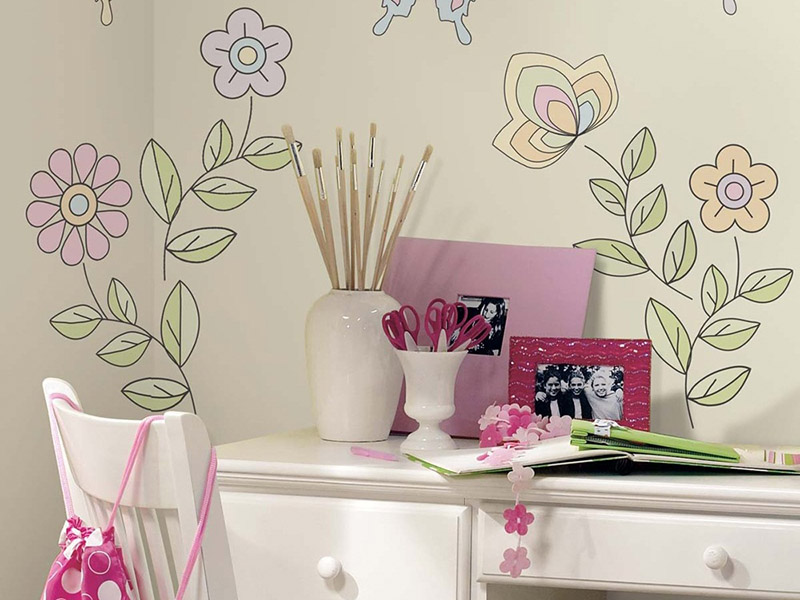 برای تزئین دیوار اتاق کودک می‌توانید از کاغذ رنگی استفاده کنید.