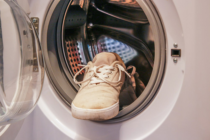 بیشتر تولیدکنندگان، شستن کفش جیر در ماشین لباسشویی را توصیه نمی‌کنند، اما می‌توانید این کار را گاهی و در صورت لزوم انجام دهید.