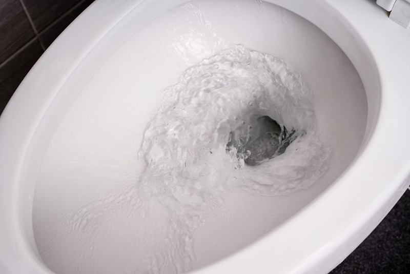 در شیوه‌ واترجت، از دو مدل سیستم تخلیه گردشی و شوتینگ برای تخلیه توالت فرنگی استفاده می‌گردد. شاید برای شما هم این سوال پیش بیاید که شوتینگ توالت فرنگی چیست؟ شوتینگ توالت سبکی جدید در تخلیه توالت فرنگی است که کمک می‌کند تا آب کمتر اما با فشار بیشتر تخلیه گردد.
