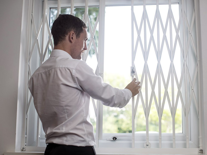 در زمان خرید حفاظ پنجره متحرک باید توجه داشته باشید که از جنس مطمئن و نصاب معتبر و با تجربه‌ای استفاده کنید.