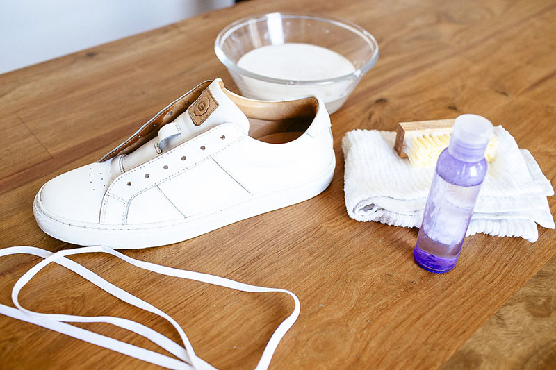 انواع مواد و وسایل خانگی، مانند جوش شیرین، مایع سفیدکننده یا حتی خمیر دندان، همه به طور بالقوه می‌توانند به شما در تمیز کردن کفش کتانی سفیدتان کمک کنند.