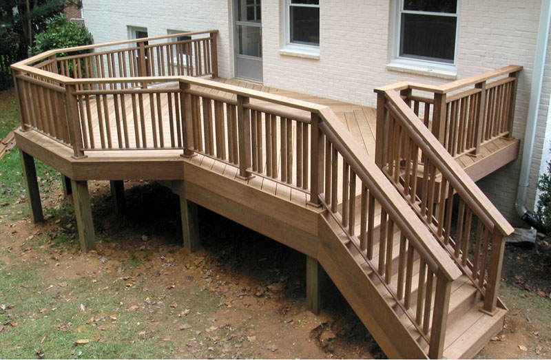 نرده‌های چوبی تراس هم نمای ساختمان شما را زیباتر نشان می‌دهند و هم از شما در برابر خطر افتادن به بیرون محافظت می‌کنند.