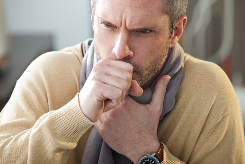 علائم اصلی ابتلا به کرونا شامل تب، سرفه و تنگی نفس می‌شوند.
