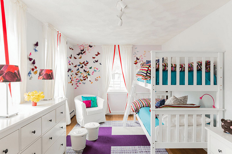 استفاده از رنگ‌های روشن برای اتاق کودک دختر شما موجب می‌شود که راحت‌تر بتوانید دیوارها را با عروسک و لوازم دخترانه تزئین کنید.