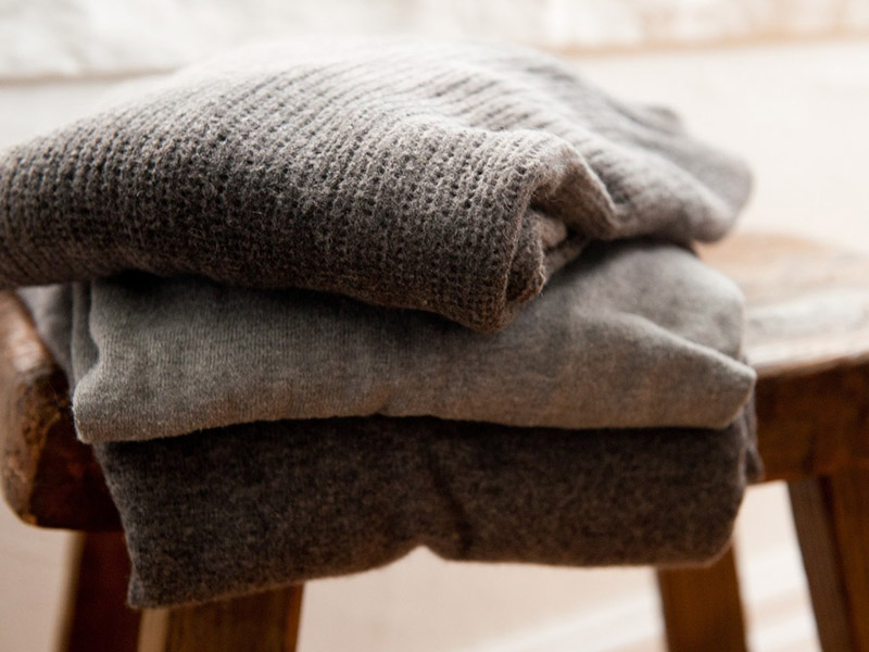 برای پاک کردن لکه چربی لباس و ژاکت پشمی‌ باید از روش متفاوتی استفاده کرد، زیرا لباس پشمی به راحتی تغییر شکل می‌دهد.
