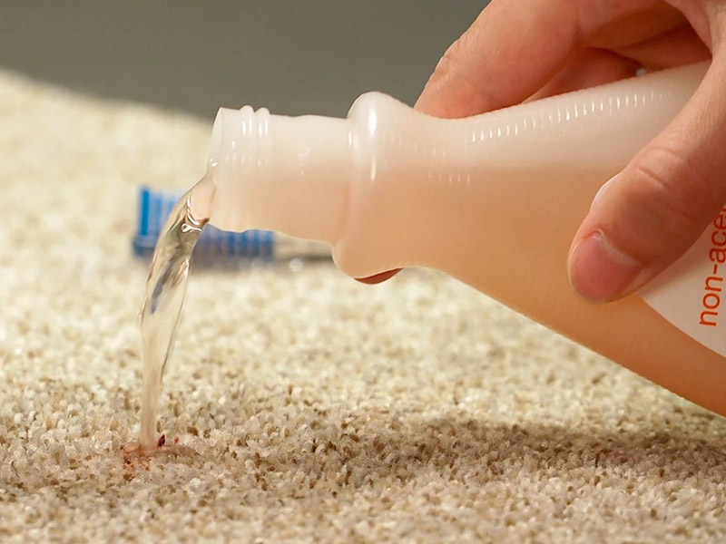 در مرحله آخر می‌توانید از مایع شوینده نیز برای تمیز کردن فرش استفاده کنید تا فرش کاملا تمیز شود.