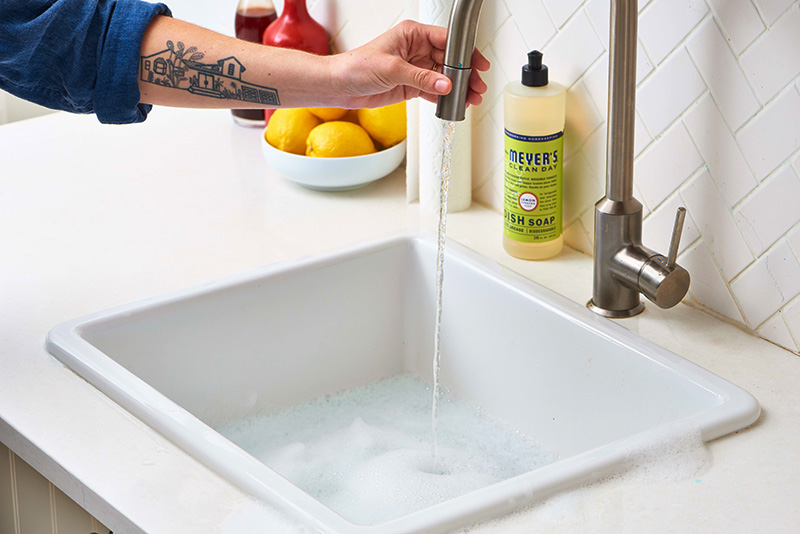 برای از بین بردن بوی نامطبوع سینک ظرفشویی می‌توانید از محلول آب و صابون استفاده کنید.