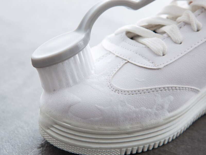 روش تمیز کردن کفش با صابون و آب، روی همه کفش‌های سفید به خصوص چرم سفید کار می‌کند.