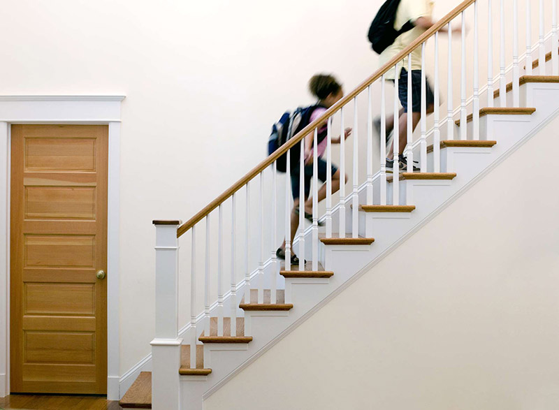 به منظور جلوگیری از خطر افتادن افراد به پایین پله‌ها ارتفاع نرده راه پله باید طوری باشد که از افراد با هر سنی به خوبی محافظت کند.