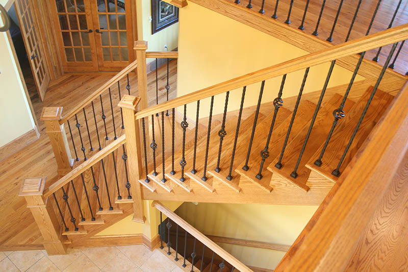 مدل نرده راه پله چوبی می‌تواند فضای راه‌ پله‌هایتان را به مکانی دلپذیر و دوست داشتنی تبدیل کند.