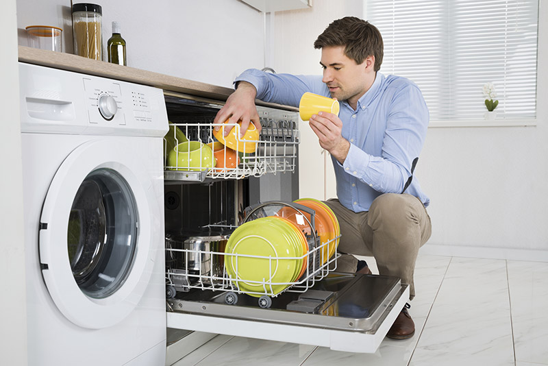 از آنجایی که آب ماشین ظرفشویی سامسونگ در دمای بالا (حدود ۶۰ درجه) استفاده می‌شود، چربی‌ها زودتر و بهتر از روی ظرف‌ها پاک می‌شوند. به همین دلیل مصرف آب ماشین ظرفشویی نسبت به شستشوی دستی کمتر است. 