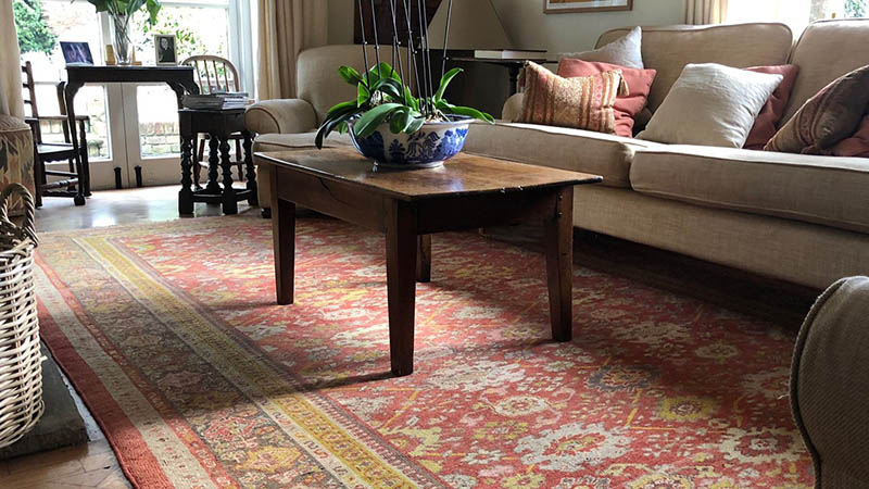 به سادگی با استفاده از یک فرش ایرانی اصیل، جلوه‌ای شرقی به هال و پذیرایی خانه‌تان بدهید.