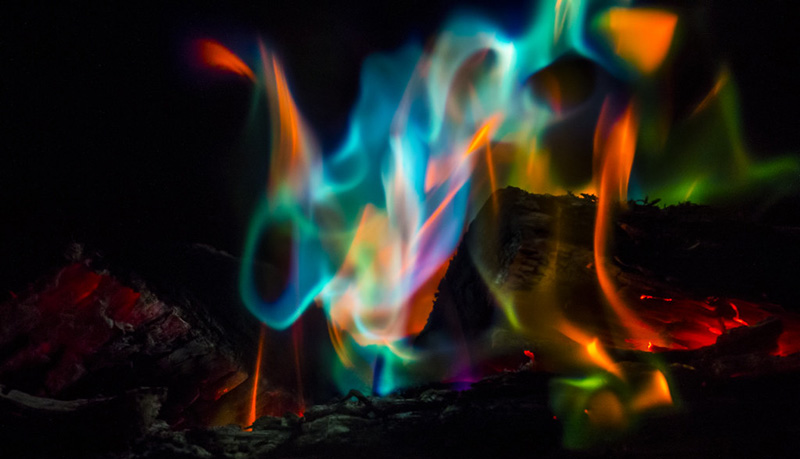 شعله‌های رنگی آتش می‌تواند هیجان جشن و آتش‌بازی‌ها را دوچندان کند.