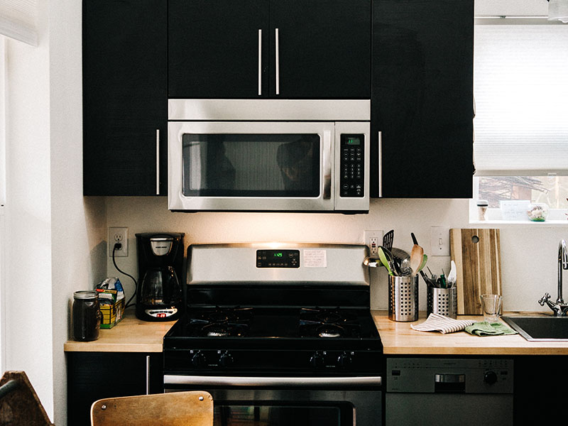 یکی از اشتباهات رایج در طراحی داخلی آشپزخانه در نظر نگرفتن فضای کافی برای نگهداری وسایل فعلی است.