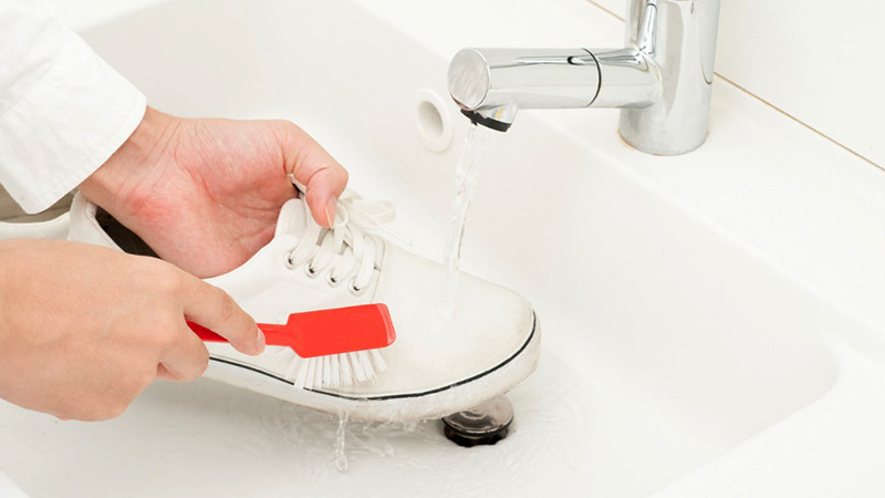 مایع سفیدکننده غلیظ می‌تواند باعث زرد شدن کفش سفید بعد از شستن شود.
