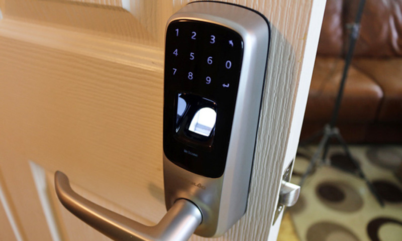 در برخی از قفل‌های هوشمند باز شدن درب به وسیله اثر انگشت ساکنین خانه انجام می‌شود.