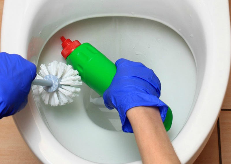 از محلول‌های شوینده قوی برای شستن توالت فرنگی استفاده نکنید. چون باعث ایجاد التهاب‌های پوستی می‌شوند.