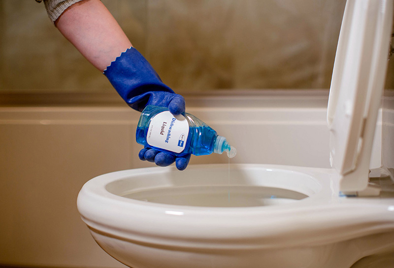 در شیوه رفع گرفتگی توالت فرنگی به روش خانگی از انواع مواد شوینده همچون مایع‌دستشویی، ظرفشویی و حتی شامپو استفاده کنید.