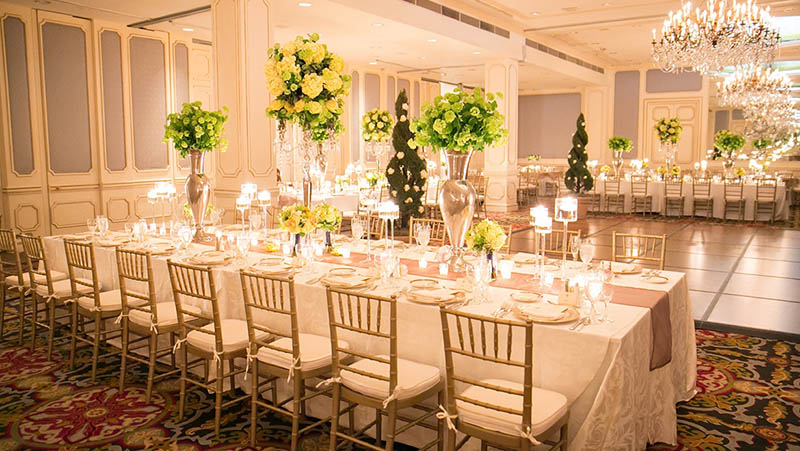 نورپردازی تالار عروسی نه تنها در تجربه مهمان تأثیر می‌گذارد، بلکه می‌تواند در کیفیت عکسبرداری و فیلم‌برداری مراسم هم موثر باشد.