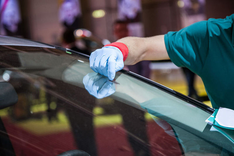اگر لکه‌های مقاومی روی شیشه خودرو وجود داشت، حتما از محلول جوش شیرین و آب برای تمیز کردن آن ها استفاده نمایید.