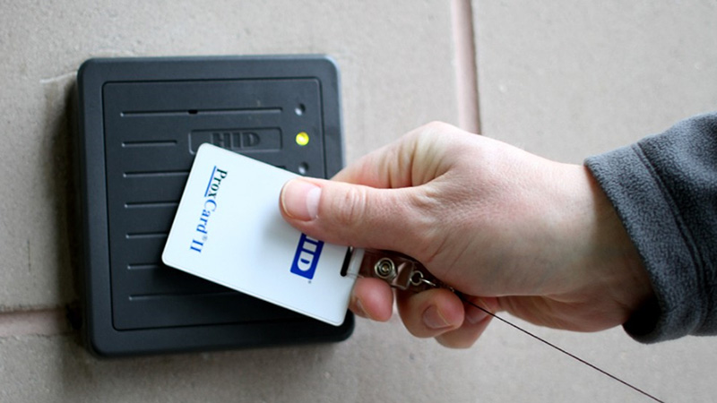 کارت RFID یکی از جدیدترین انواع قفل کارتی است که برای کار با آن‌ها نیازی نیست که فرد حتماً از کارت استفاده کند