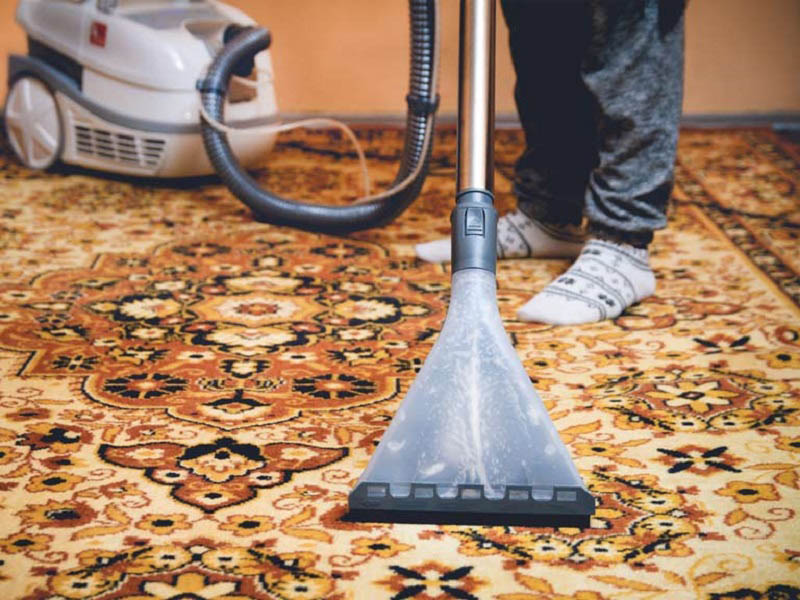 هر ۳ الی ۴ روز یک بار روی فرش روشن را پس از برس‌کشی جارو بزنید تا گرد و غبار به خورد فرش نرود و رنگ فرش‌های روشن کدر نشود.