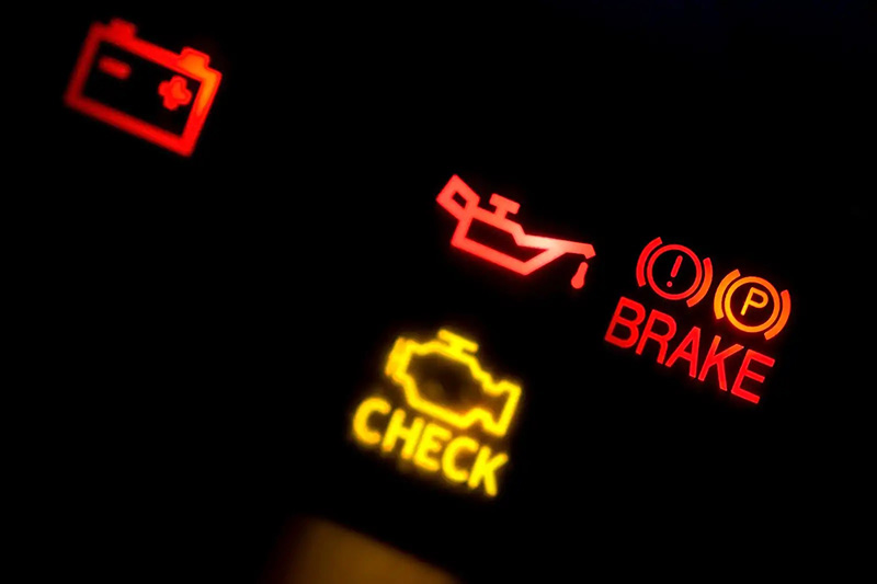 یکی از علائم گرفتگی فیلتر بنزین خودرو روشن شدن چراغ چک است که باید در اسرع وقت نسبت به تعویض آن اقدام نمایید.