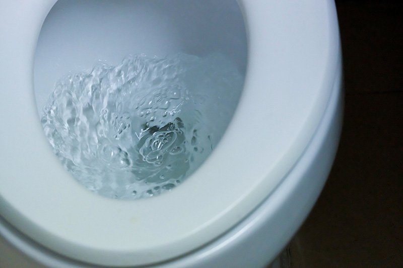 سیستم تخلیه توالت فرنگی مدل گردابی تقریباً بی‌صداست و آب در کاسه توالت به شیوه گردابی و چرخشی تخلیه می‌گردد.