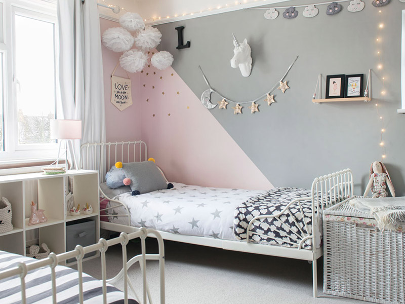 برای زیباتر به نظر رسیدن اتاق کودک دختر می‌توانید در یک سمت دیوار از طرح‌های کودکانه استفاده کنید.