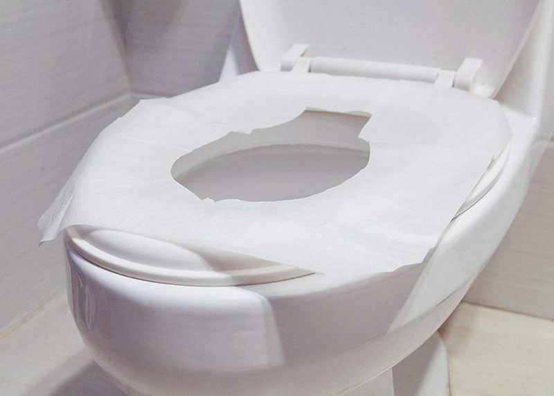 در توالت فرنگی‌های عمومی حتما از کاور و یا چند دستمال کاغذی استفاده کرده و سطح نشیمنگاه را کاملاً بپوشانید