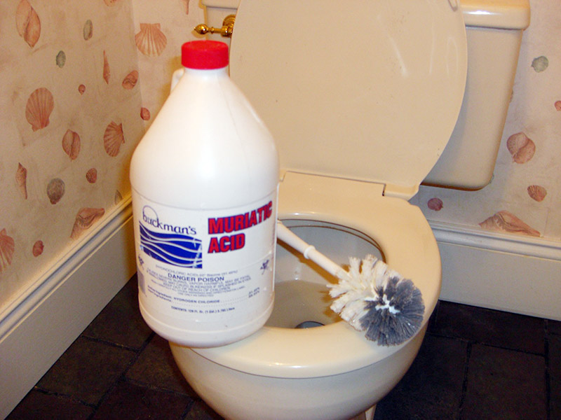 اگر از مایع بازکننده چاه توالت به دفعات استفاده کردید، باید مراقب باشید چون مایع لوله‌بازکن باعث پوسیدگی لوله ها شده و به آن‌ها آسیب می‌رساند.